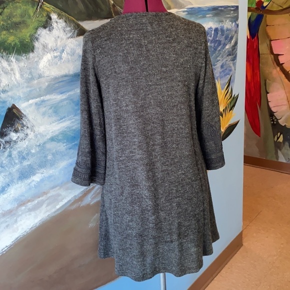 Tunic top gray sweater material lightweight three-quarter sleeves - Picture 4 of 6